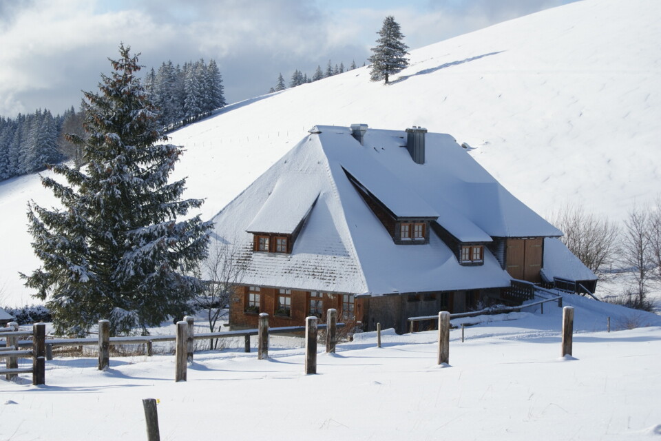 Verschneite Hinterwaldkopfhütte im Winter